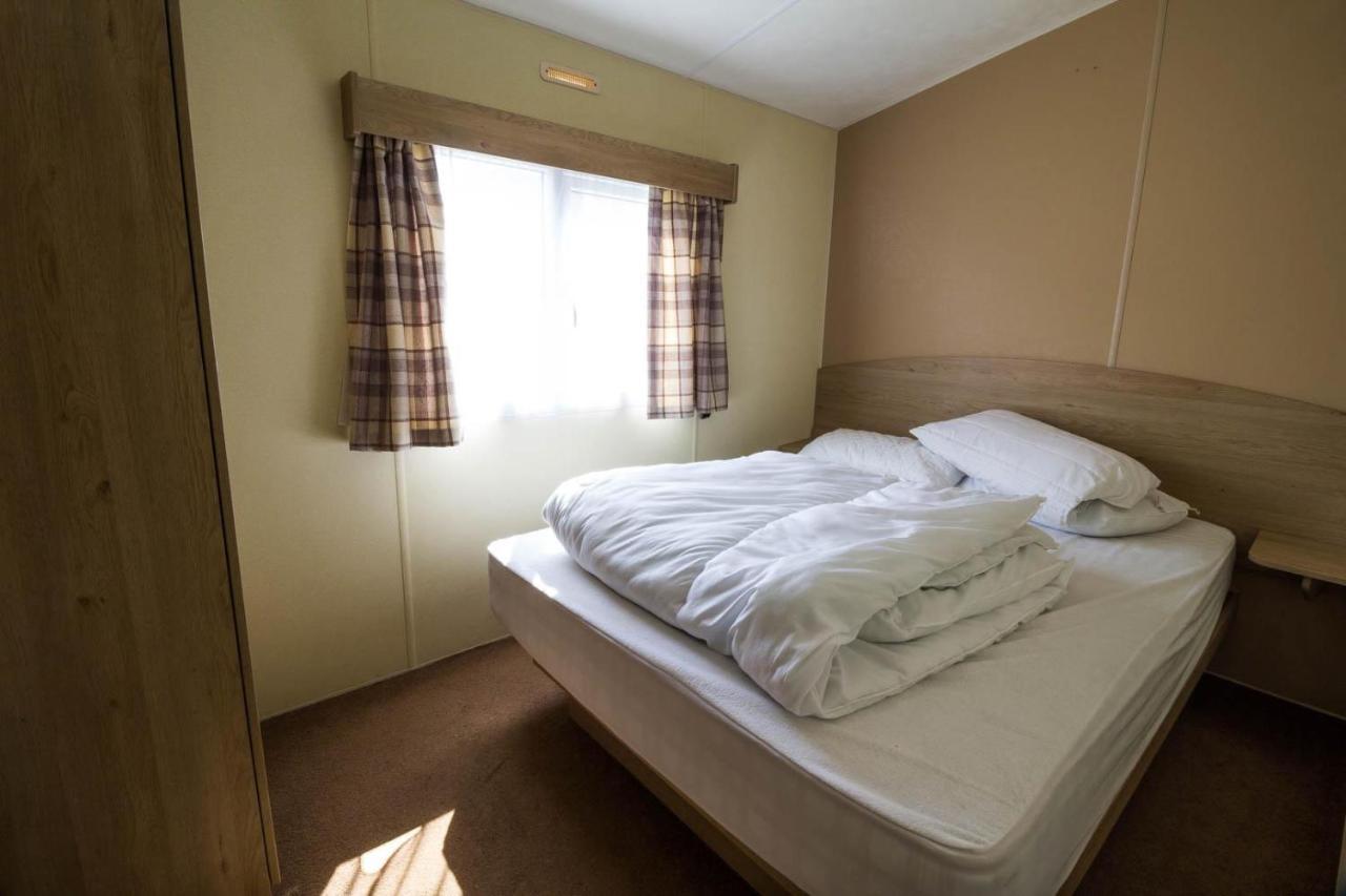 Superb 8 Berth Caravan Near Walton-On-The-Naze In Essex Ref 17175 Exterior foto
