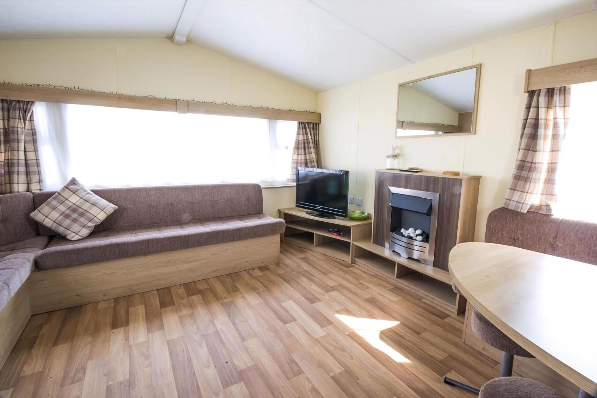 Superb 8 Berth Caravan Near Walton-On-The-Naze In Essex Ref 17175 Exterior foto