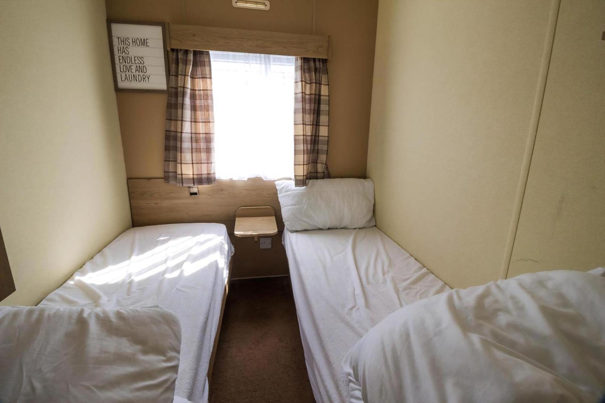Superb 8 Berth Caravan Near Walton-On-The-Naze In Essex Ref 17175 Exterior foto