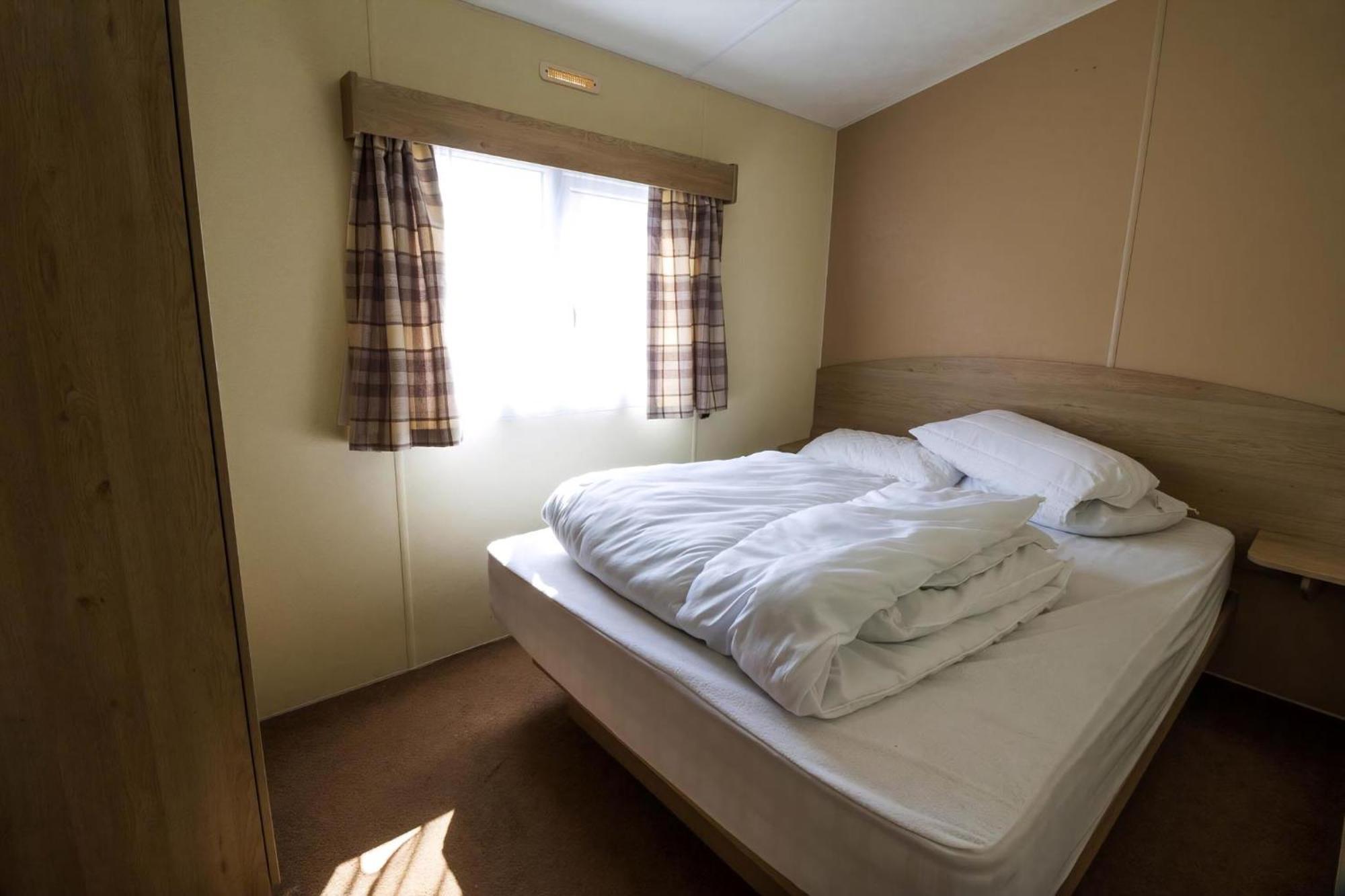 Superb 8 Berth Caravan Near Walton-On-The-Naze In Essex Ref 17175 Exterior foto